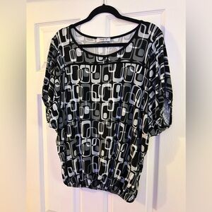 Only 9 - Large - Black White Geometric Design Capri Sleeves Top/Shirt